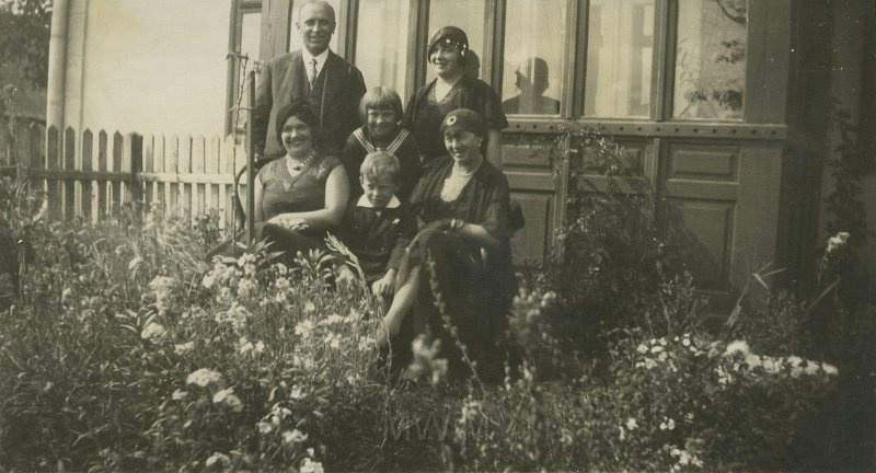 KKE 5365.jpg - Fot. Rodzinne. Rodzina Lorek. Od lewej siedzą: pierwsza Maria Więckowska (z domu Lorek), Eugenia Małko (z domu Lorek). Od lewej stoi: Janina Miiller (z domu Lorek). Dzieci: Danuta Więckowska i Bruno Miiller, Lwów, 1930 r.